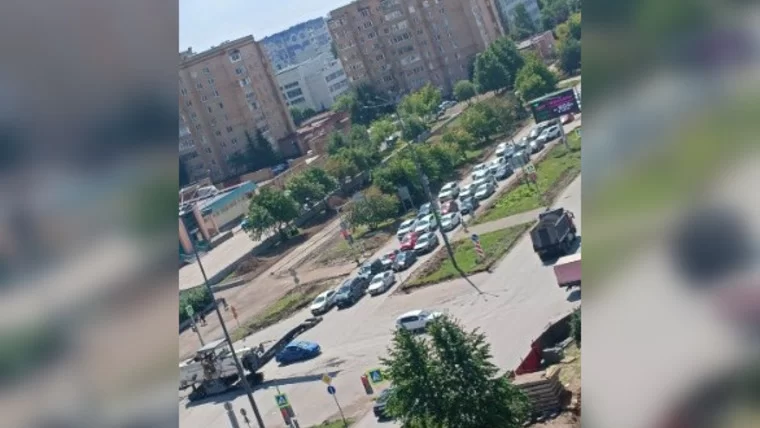 В Нижнекамске на дороге по пр. Мира образовалась пробка из-за дорожных работ
