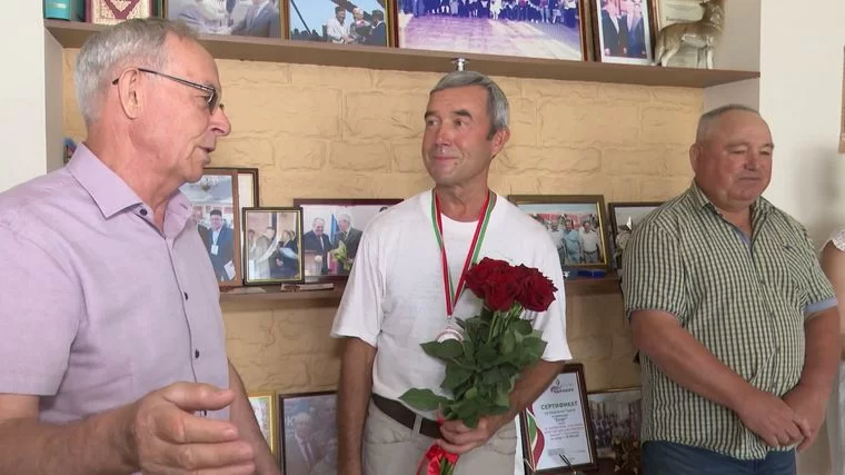 В Нижнекамске поздравили с 70-летием экс-главреда газеты «Туган як» Виктора Шадрина