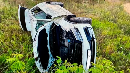 В Тукаевском районе Татарстана автомобиль вылетел в кювет — двое пострадали