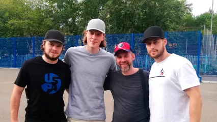 Нижнекамские хоккеисты поддержали ФК «Нефтехимик» - НТР 24