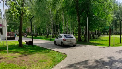 В Нижнекамске по парку покатался автомобиль - НТР 24