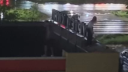 В Нижнекамске подростки гуляли по крыше «Бургер Кинга» - НТР 24