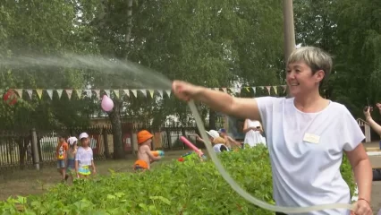 В Нижнекамске детей поливали из шланга в 36-градусную жару - НТР 24