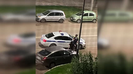 В Нижнекамске женщина ночью пыталась залезть в чужие автомобили - НТР 24