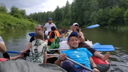 Юные нижнекамцы устроили сплав по реке с директором своей гимназии - НТР 24