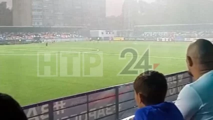 В Нижнекамске из-за ливня с градом прервали футбольный матч - НТР 24