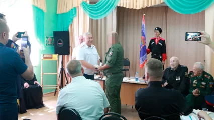 В Нижнекамске представители казачьего общества наградили участников СВО - НТР 24