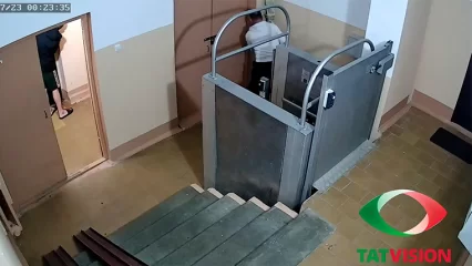 В Нижнекамске на видео попали мужчины, оставляющие «закладки» в подъезде - НТР 24