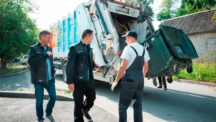 Депутат Госдумы РФ отработал утреннюю смену на мусоровозе в Казани