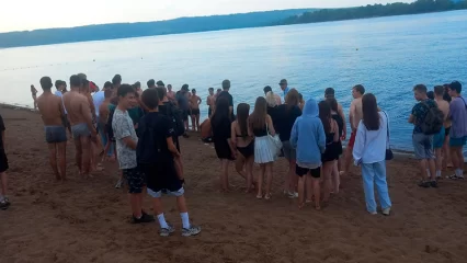 Соцсети: на пляже в Нижнекамске откачивают парня, которого достали из воды - НТР 24