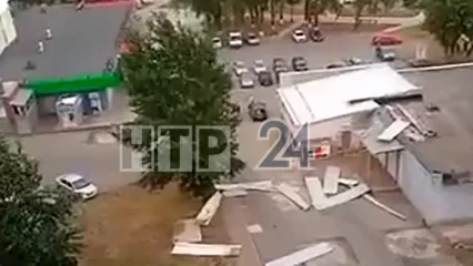 В Нижнекамске порывом ветра сдуло крышу с пристройки к дому - НТР 24