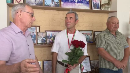 В Нижнекамске поздравили с 70-летием экс-главреда газеты «Туган як» Виктора Шадрина - НТР 24