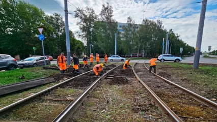 В Нижнекамске ремонтируют трамвайные пути напротив городского музея - НТР 24