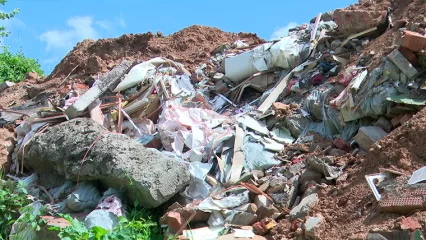 Жители нижнекамских СНТ заметили, что неизвестные складируют у Камы строительный мусор