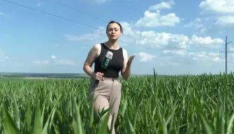 Светлана Шумкова во время съемок репортажа о засухе
