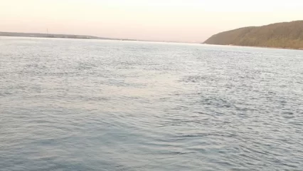 В Татарстане на Волге второй день ищут пожилого рыбака, упавшего в воду при столкновении лодок - НТР 24