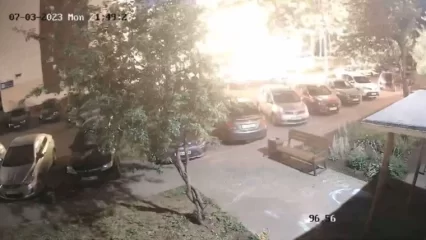 В Нижнекамске уличные камеры запечатлели яркую вспышку