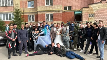 Байкерская свадьба в Нижнекамске собрала несколько десятков мотоциклов - НТР 24