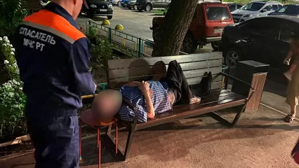 В Татарстане неравнодушные подставили табурет под голову мужчины, застрявшую в поручне скамейки