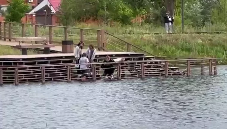 Соцсети: в Нижнекамске дети скинули в озеро арендованный самокат