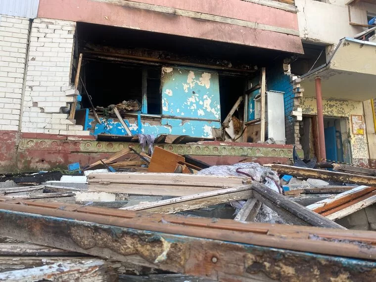 В Нижнекамске безопасность повреждённого взрывом дома обеспечат подпорками