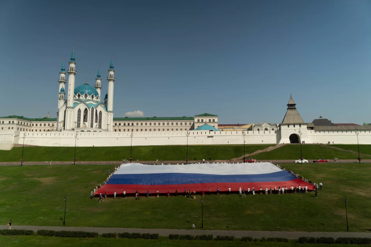 В Казани развернули самый большой в ПФО флаг России