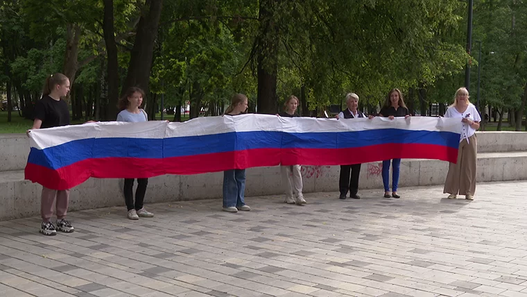 Жителям Нижнекамска рассказали о значении цветов российского флага