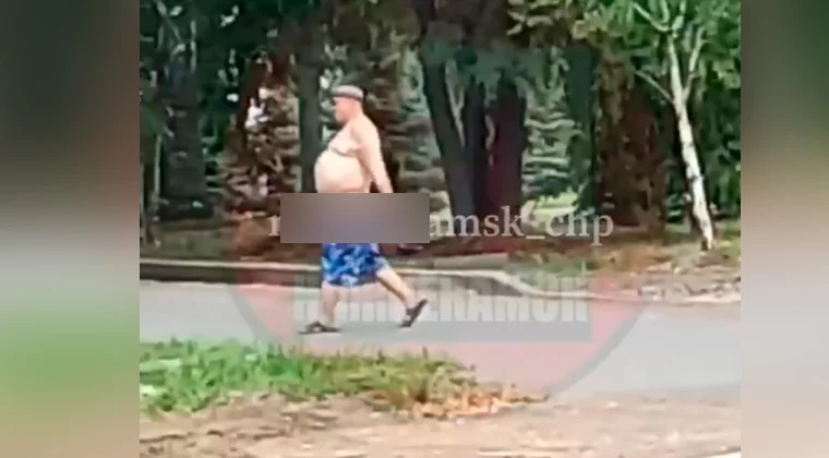 По Нижнекамску разгуливает полуголый мужчина со спущенными шортами