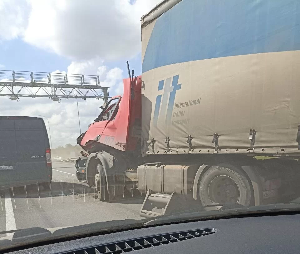 На трассе под Нижнекамском столкнулись два грузовика