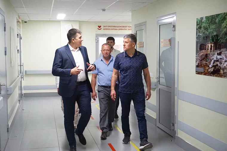 Министру здравоохранения РТ Ильдару Фатихову показали новые палаты для пациентов в НЦРМБ