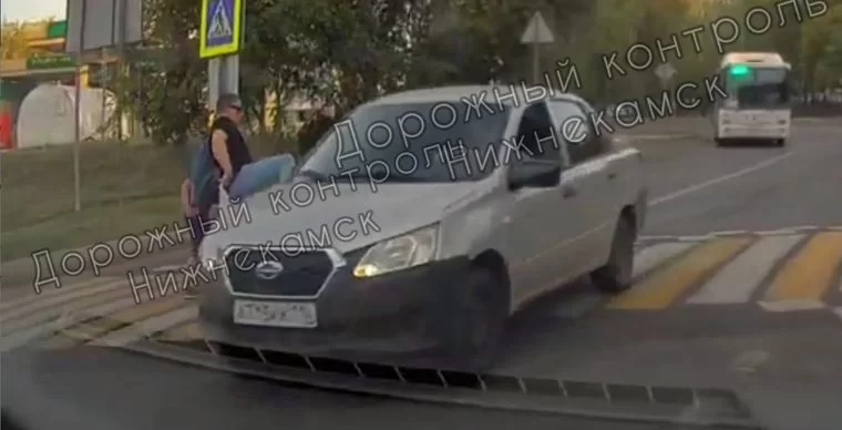 В Нижнекамске отец пнул машину, которая чуть не сбила его с сыном на «зебре»