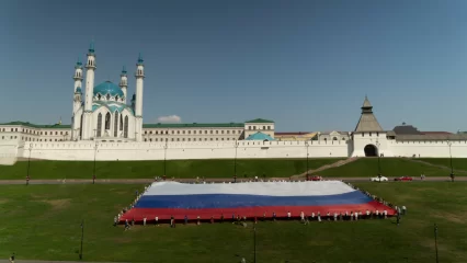 В Казани развернули самый большой в ПФО флаг России
