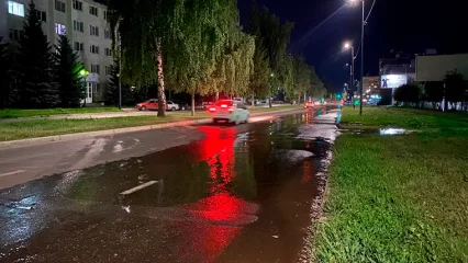 В Нижнекамске из-за порыва около НХТИ вода разлилась по всей округе