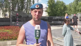 Александр Халин, корреспондент НТР 24, во время съемок репортажа с митинга в честь Дня ВДВ