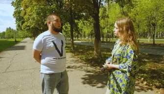 Анжелика Степанова, корреспондент НТР 24, беседует с волонтером, доставляющим грузы из Нижнекамска в зону СВО