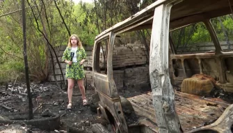 Анжелика Степанова, корреспондент НТР 24, во время съемок репортажа о сгоревшем в Нижнекамске автомобиле, в котором жил бездомный