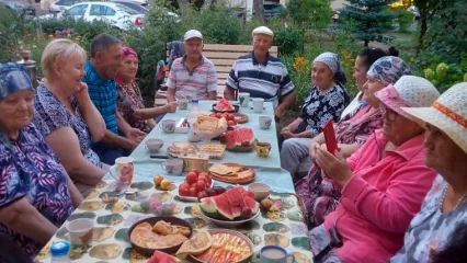 Нижнекамцы устроили чаепитие с самоваром ко Дню строителя - НТР 24