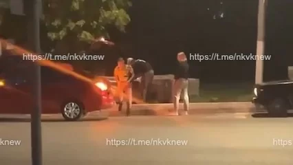 В Нижнекамске неизвестные грузили в машину брусчатку, предназначенную для ремонта - НТР 24