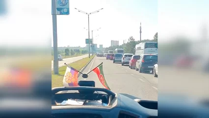 Нижнекамские водители организовали в час пик коридор для проезда скорой в пробке - НТР 24