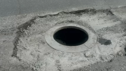 В Нижнекамске водителей предупредили об открытом колодце рядом с ТЦ - НТР 24