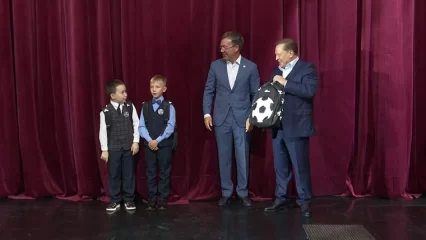 В Нижнекамске депутаты поздравили будущих школьников из семей участников СВО - НТР 24