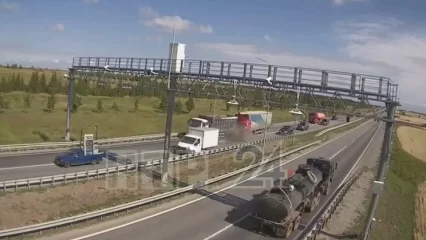 Момент ДТП с двумя грузовиками на трассе Челны – Нижнекамск попал на видео