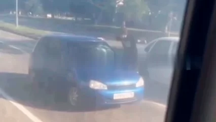 В Нижнекамске мужчина напал на авто, прокатившее его на капоте - НТР 24