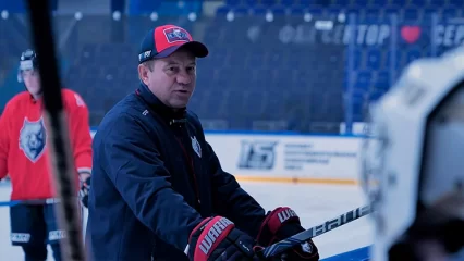 «Не надо хоккей смотреть»: главный тренер «Нефтехимика» провел одну из тренировок с микрофоном