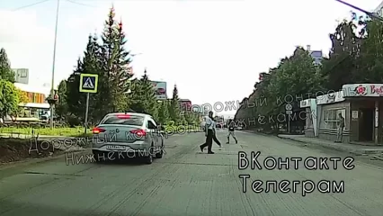 В Нижнекамске водитель иномарки, проигнорировав светофор, чуть не сбил пешеходов - НТР 24