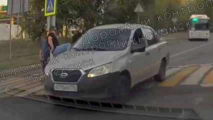 В Нижнекамске отец пнул машину, которая чуть не сбила его с сыном на «зебре» - НТР 24