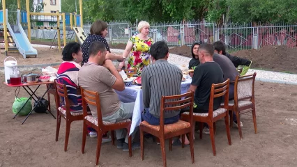 Жители Нижнекамска накрыли стол для рабочих, которые благоустраивают их двор