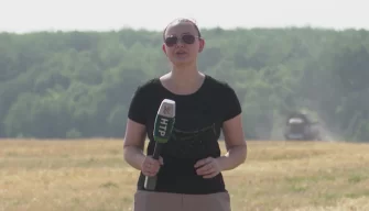Светлана Шумкова, корреспондент НТР 24, во время съемок репортажа о начале уборочной кампании в Нижнекамском районе