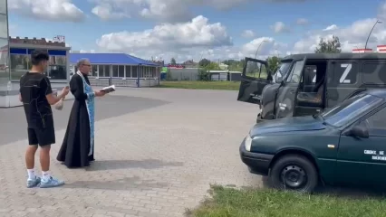 В Нижнекамске священник освятил машины для отправки бойцам СВО