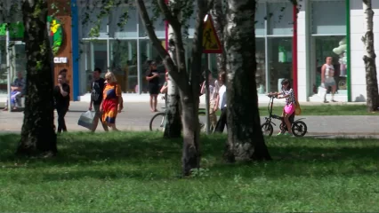 В Нижнекамске не спешиваются с самокатов и велосипедов в основном несовершеннолетние